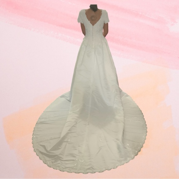 Beautiful Satin & Lace Soft White Wedding Dress with Catherdral Train Size 12 - Picture 2 of 11